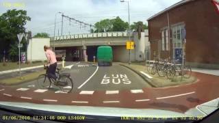 Boze fietser in Amsterdam krijgt geen voorrang [upl. by Egor]