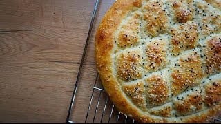 Türkisches Fladenbrot  Ramazan Pidesi  Ohne Kneten  Luftig Locker Fluffig [upl. by Adyol]