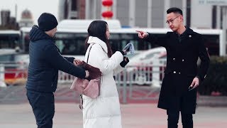 When passersby saw a girls wallet being stolen 亲眼目睹女孩钱包被偷，有路人直言：我帮不了你！ [upl. by Harmon]