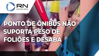 Ponto de ônibus não suporta peso de foliões e desaba [upl. by Angelika]