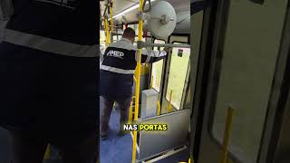 A consciência dos usuários do transporte coletivo a não viajarem encostados nas portas dos ônibus [upl. by Endys]