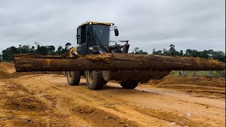 PÁ CARREGADEIRA NA INSTALAÇÃO DE BUEIRO DE MADEIRA trabalho obra motor [upl. by Zigrang]