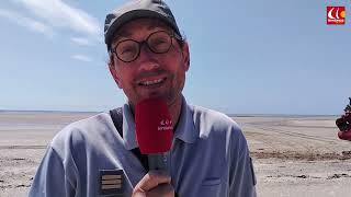 La carcasse dune baleine de 10 mètres enlevée sur la plage dAgonCoutainville [upl. by Akcired681]