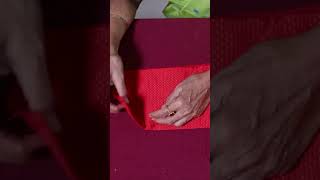 देवीच्या ओटीसाठी खण कसा तयार करावा  How to fold blouse piece in a triangular shape for pooja [upl. by Nerrual882]