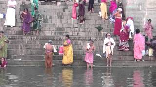 INDIA Varanasi Ganges rituelen vóór zonsopkomst [upl. by Akinnor]