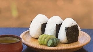 Easy steps to shape Onigiri into triangle 海外向けのおにぎり動画 [upl. by Carter]