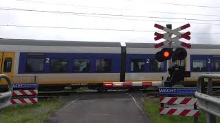 Spoorwegovergang Nieuwerkerk ad IJssel Passage a Niveau Railroad Level Crossing Bahnübergang [upl. by Demp]