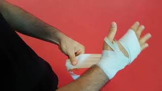 COME METTERE I BENDAGGI DA BOXE 1° METODO  HOW TO WRAP YOUR HANDS for boxingkickThai [upl. by Alber]