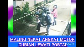 Sebuah Video Memperlihatkan Maling Nekat Angkat Motor Curian Lewati palang Portal Perumahan [upl. by Chesney466]