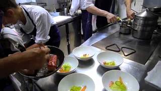 Ambiance de service dans la cuisine de Pascal Barbot lAstrance Paris [upl. by Ree932]