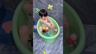 Does your 6monthold hate lying down for baths Baby sitz bath tub is the solution babycare [upl. by Tiff]