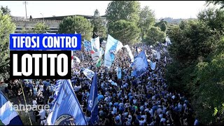 Tifosi della Lazio contro Lotito in migliaia per contestare il presidente “Liberaci dal male” [upl. by Enaujed]