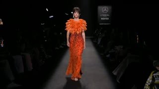 Plumas y el color naranja señas de la propuesta de Isabel Sanchís en MBFWM [upl. by Will]