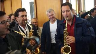 Thomas Pesquet joue au saxophone Happy Birthday pour Oleg Novitsky [upl. by Wrennie187]