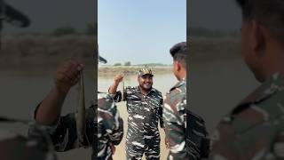 😱  फ़ौजी ने बचायी मछली 🐟 की जान  💔🥲 shortsfeed soldier indianarmy motivation youtube [upl. by Divadnahtanoj]