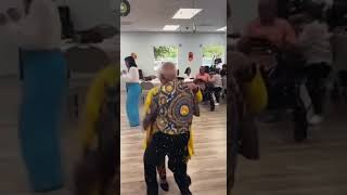 Pareja de ancianos BAILANDO BACHATA por Chayanne [upl. by Osana]