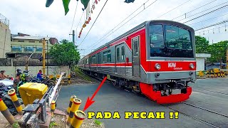 PECAH  Pagar Palang Kereta Ini Pada Pecah Karena Banyak Truk Besar [upl. by Edward218]