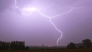 Orages à la chaîne Série  Orages particuliers [upl. by Haerle]