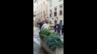 Incidente durante la processione a Trieste cade la statua della Madonna [upl. by Attenra]