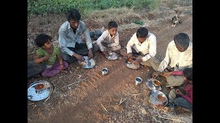 शेतातील ऊस तोडणी कामगारांसाठी केलेली खास गावरान चिकन रस्सा ची मेजवानी Gavran chicken rassa [upl. by Gnil]