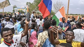 Niger  manifestation hostile près de la base française de Niamey [upl. by Eelir]