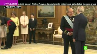 Don Juan Carlos en un segundo plano durante la proclamación del nuevo rey [upl. by Atteuqram]