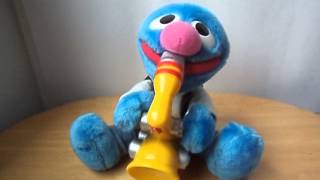 Peluche Archibaldo Grover con Saxofón dice Frases y tiene Música Plaza Sésamo [upl. by Nalani728]