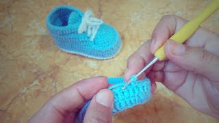 طريقة عمل حذاء كروشيه  how to crochet baby booties [upl. by Yelnet]