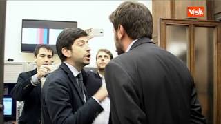 LITE DI BATTISTA M5S SPERANZA PD ARRIVANO ALLE MANI IN SALA STAMPA [upl. by Evangeline]