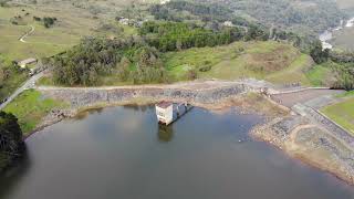 Embalse de troneras desde el aire [upl. by Damalis]