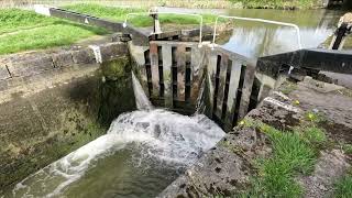 The Caen Hill locks in Devizes [upl. by Becki]