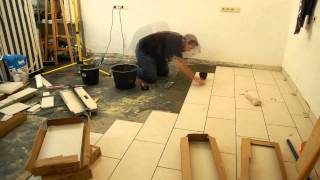 Fliesen verlegen im Zeitraffer  How to Tiling time lapse [upl. by Hendel]