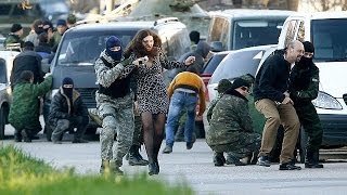 Crimée  la base de Belbek prise dassaut par les forces russes [upl. by Leahplar603]