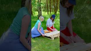 Meiden bouwen een houten pergola met slechts een paar gereedschappen [upl. by Kciderf]