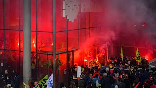 Demonstranten dringen in EuronextZentrale in Paris ein [upl. by Inaja]