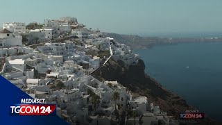 Overtourism Grecia la tassa di 20 euro sui passeggeri delle crociere per Santorini e Mykonos [upl. by Aivlis]