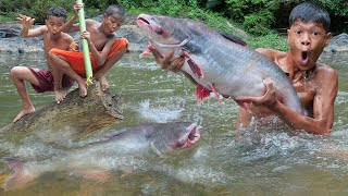 Big fish cooking eating show delicious  Primitive technology [upl. by Htabazile]