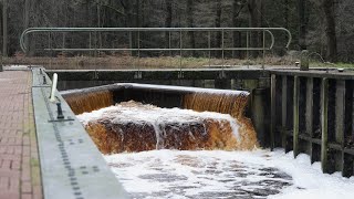 Sluis bij Veenhuizen opengezet voor afvoeren hoogwater Kolonievaart [upl. by Adlai]