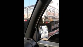 Carreta arrasta carro na marginal [upl. by Annayoj387]