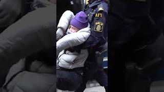 Thunberg bortburen av polis – igen [upl. by Suiddaht]