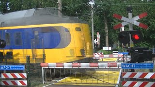 Spoorwegovergang Ermelo  Dutch railroad crossing [upl. by Zwart]