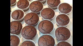 Mega schokoladige Muffins Grundrezept luftig locker und lecker [upl. by Morly934]