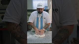 Técnica de estirado del BOLLO DE MASA de PIZZA A LA PIEDRA [upl. by Ricoriki452]