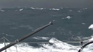 Images de tempête à bord de Finistère Mer Vent  Jean Le Cam  Vendée [upl. by Nlocnil]