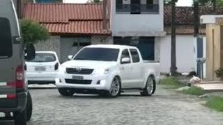 Hilux Branca Rebaixada Com Som [upl. by Ramedlab969]