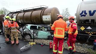 Goederentrein geladen met waterstofperoxide botst met auto op de Duurswoldlaan in Farmsum [upl. by Seldan]