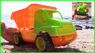 Kids Toy Construction Trucks Angry Birds Pig Summer Beach demotức giận chim đồ chơi xây dựng [upl. by Sungam67]