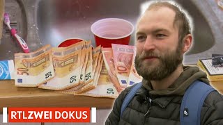 quotIch lasse mich von der Arbeiterklasse finanzierenquot  Armes Deutschland  RTL ZWEI DOKUS [upl. by Auqinom815]