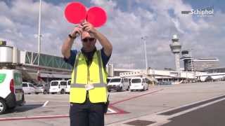 Een ochtend met een marshaller op Schiphol [upl. by Iharas]