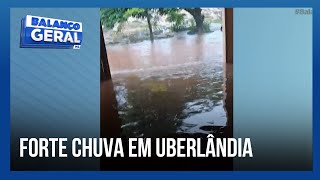 Forte chuva em que atingiu a cidade de Uberlândia deixou estragos e casas alagadas [upl. by Sanford504]